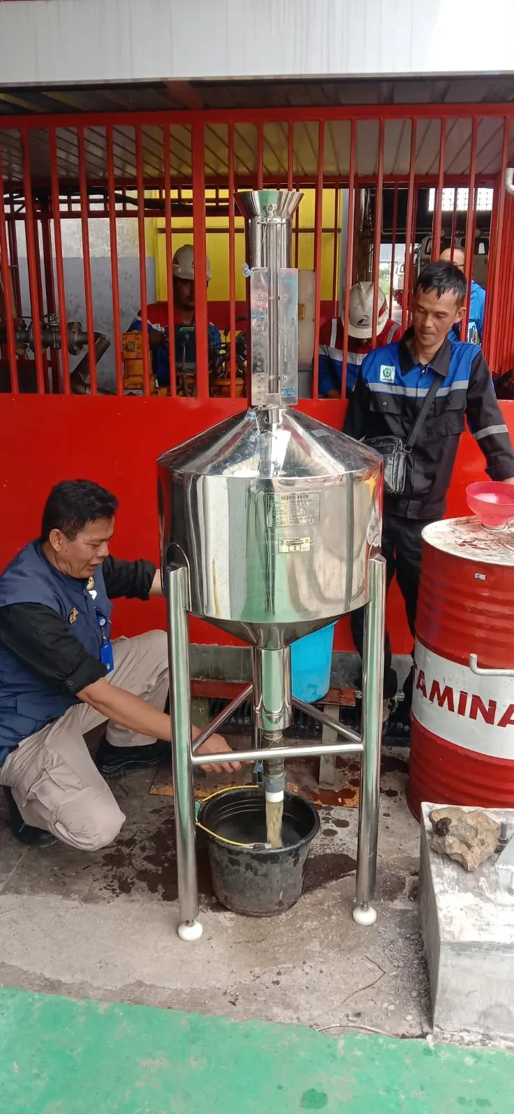 Teknisi Tirta Shaka melakukan kalibrasi
