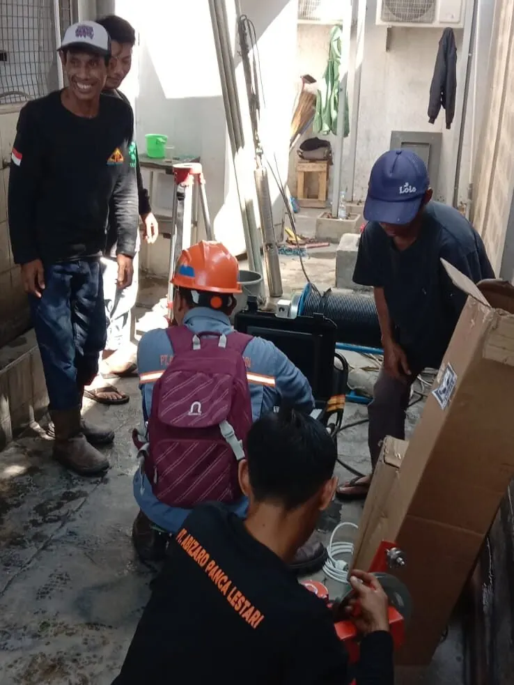 Teknisi Tirta Shaka di lapangan